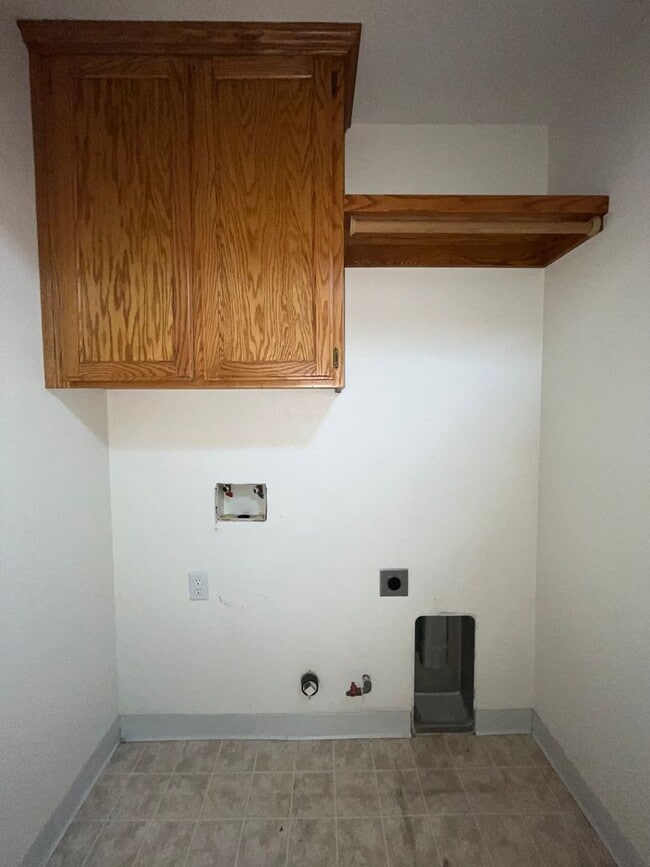 Building Photo - 2404