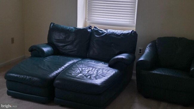 Building Photo - 8744 Valley Dr