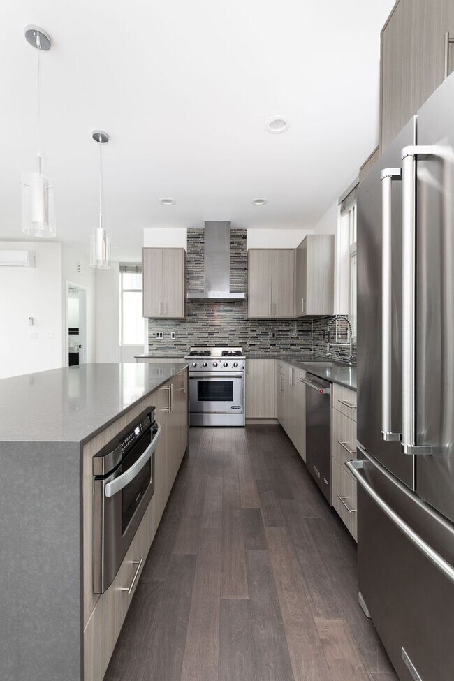 Building Photo - Bright 3 BR 2.5 BA Ballard Townhome