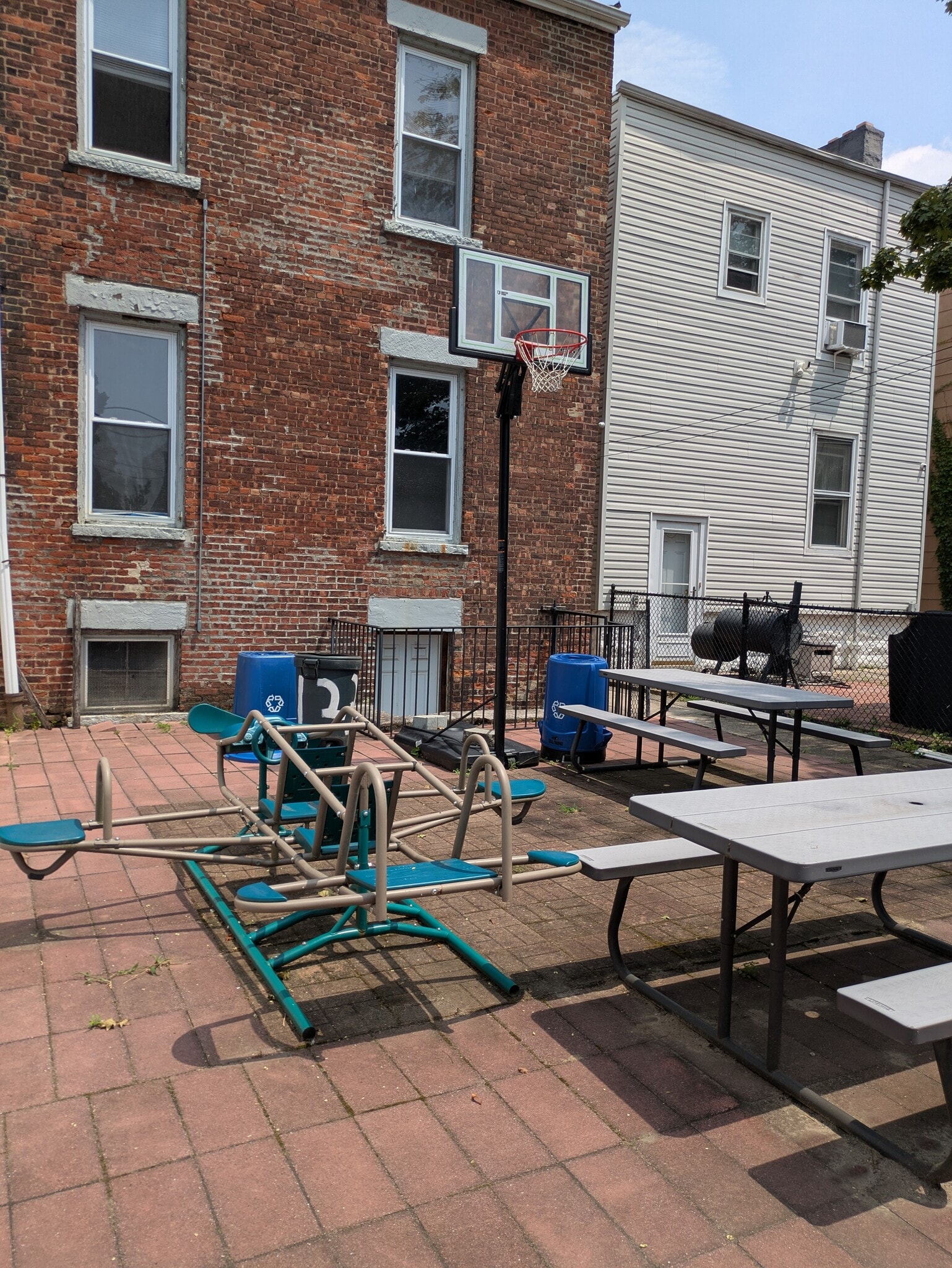 Shared Backyard 231 bayview ave - 231 Bayview Ave