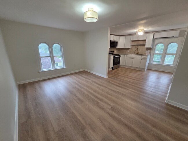 Building Photo - 207 Cohannet St