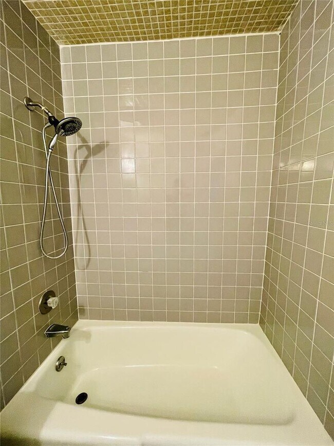 Building Photo - 3 Bedroom, 2.5 Bath home with upgraded kitchen, close to beaches, restaurants, and downtown!!