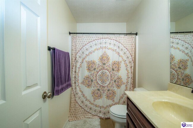 Building Photo - 114 Twin Lakes Dr