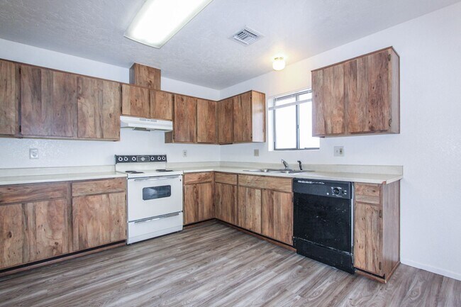 Building Photo - 8459 E Leigh Dr