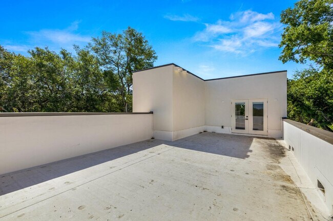 Building Photo - 412 W Amelia Ave
