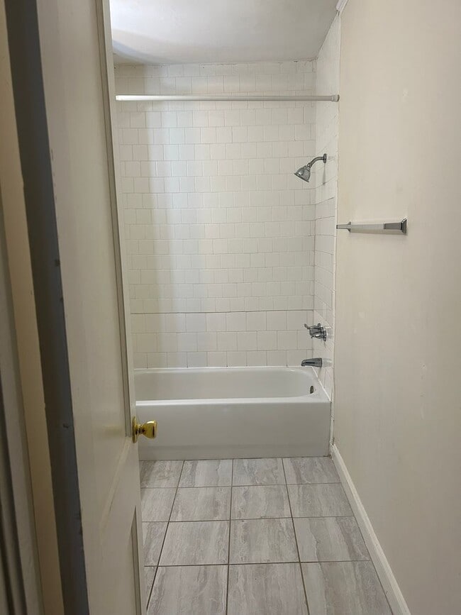 Building Photo - 2 Bedroom House off of Rosewood Available Now