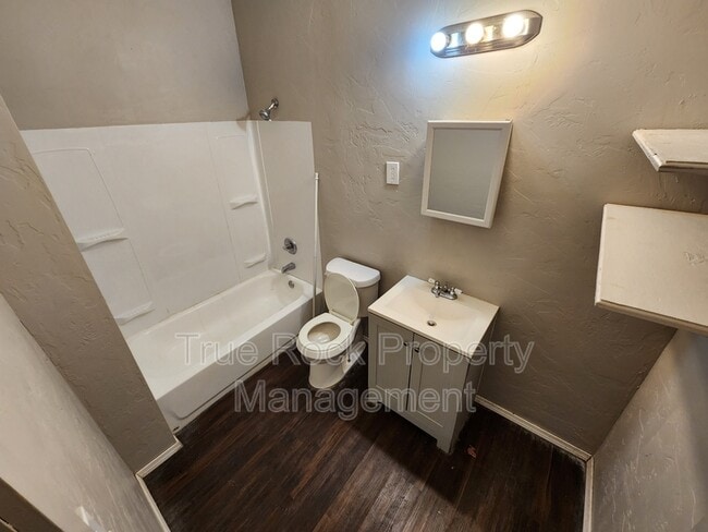 Building Photo - 300 W 14th St