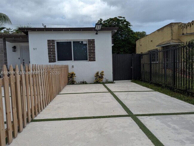 Building Photo - 911 Sharar Ave