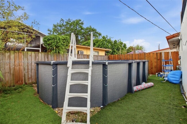 Building Photo - 3210 SW 26th St