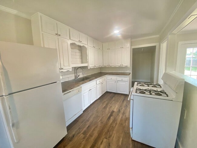 Building Photo - Pre- leasing now for 3/2 home near Maxey Park and Covenant Hospital