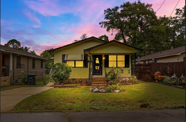 Building Photo - Cozy and Beautifully Renovated 3 Bedroom 2...