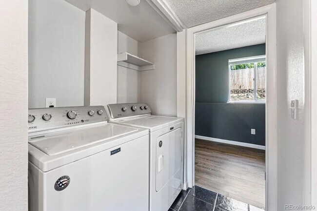 Building Photo - 3BD, 2BA Aurora Home with 2-Car Garage and Back Yard