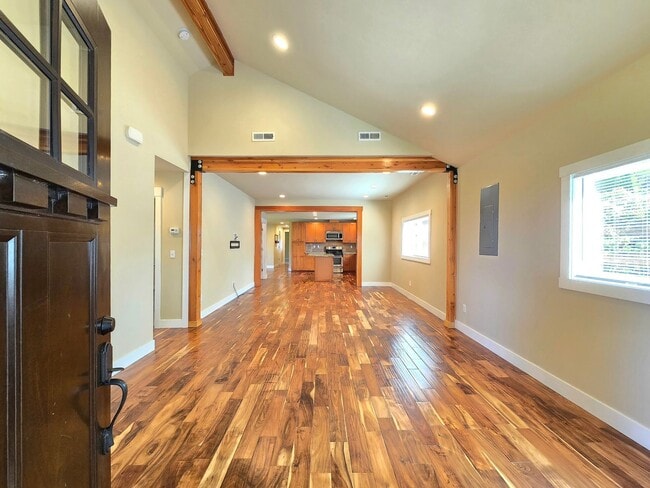 Building Photo - 3 Bedroom Home in Sedro Woolley Available Now