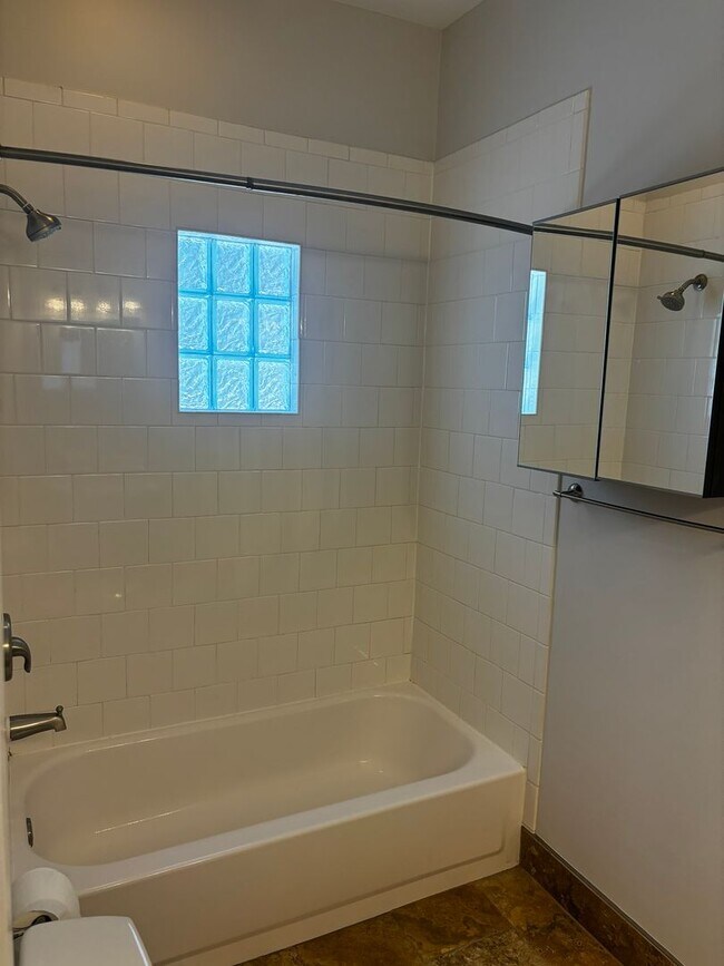 Building Photo - 1007 Lake Ave