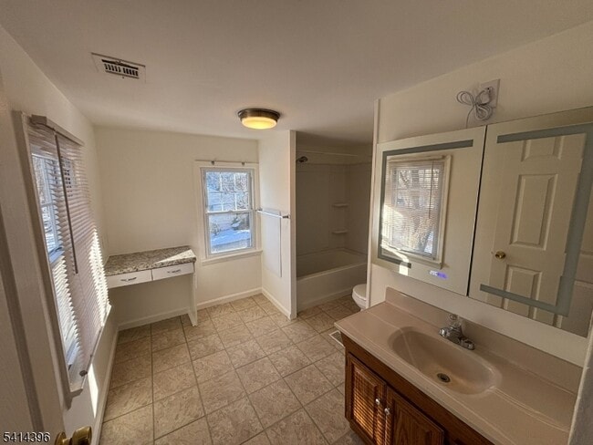 Building Photo - 86 Ringwood Ave