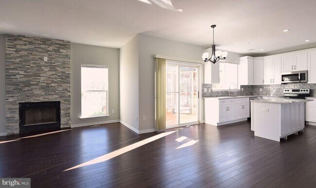 Building Photo - 14900 Dennington Dr