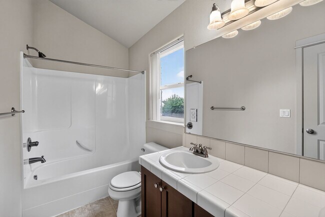 Building Photo - 7130 NE Ridge Dr