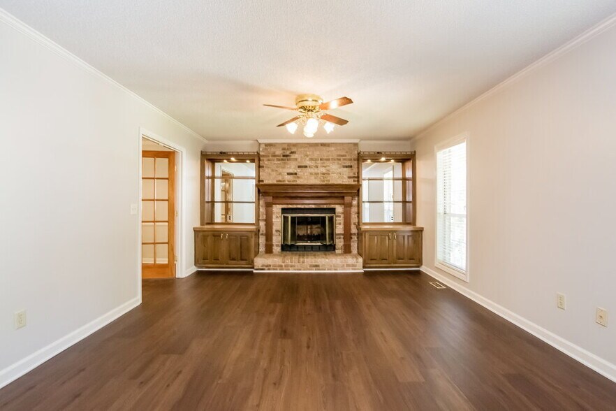 Building Photo - 6858 Creekwood Dr