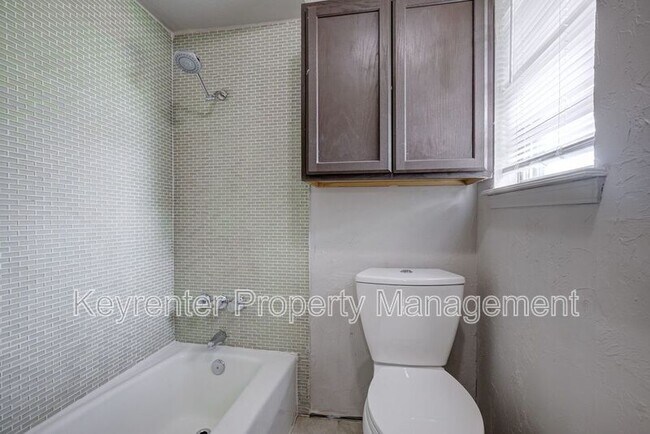 Building Photo - 1701 Oakhurst Ave