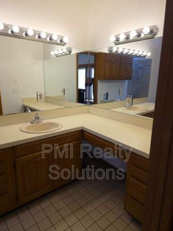Building Photo - 4506 E 38th Pl