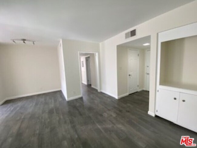 Building Photo - 7045 Hawthorn Ave