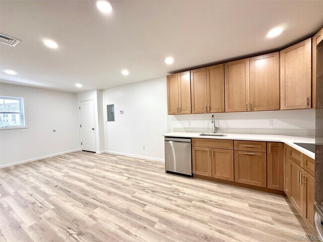 Building Photo - 728 US-6