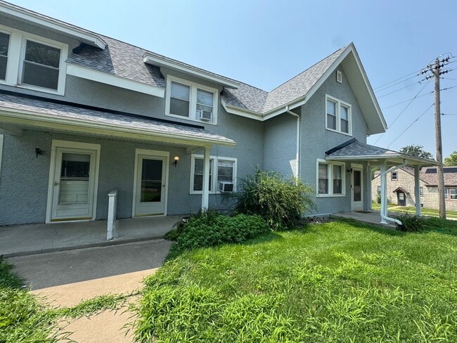 Building Photo - For Rent – Pet-Friendly 2 Bed, 1 Bath Town...