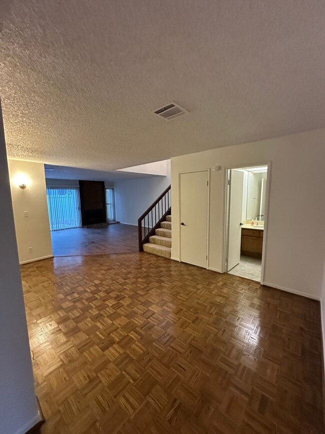 Building Photo - Spacious 2 Story Townhome - 3 Bedrooms, 2 ...