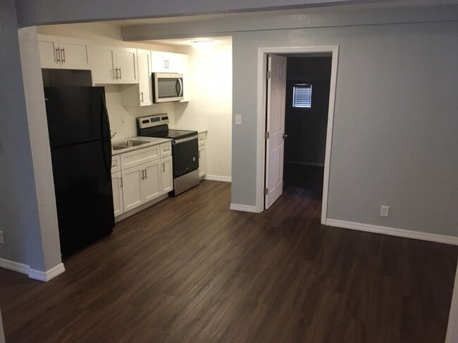 Building Photo - Updated 4/1 Home in St Petersburg