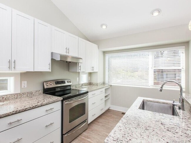 Building Photo - Modern Asheville Rental