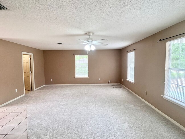 Building Photo - Charming Home - Spacious Lot Near Whiting