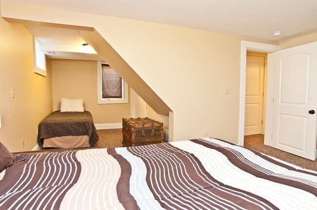 Building Photo - Charming 4-Bed Minneapolis Home with Hardwood Floors & Finished Basement