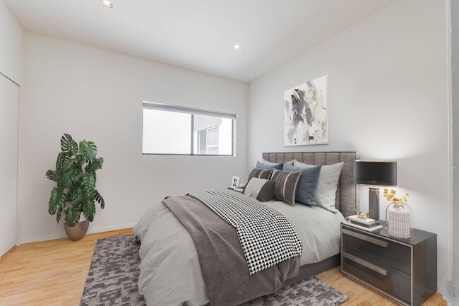 Building Photo - 832 Palm Ave