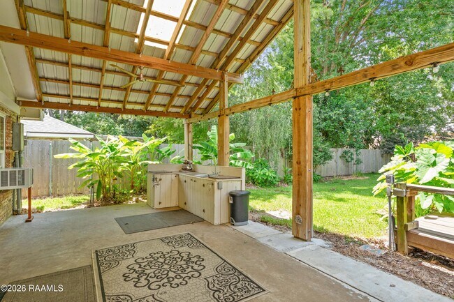 Building Photo - 140 Orangewood Dr