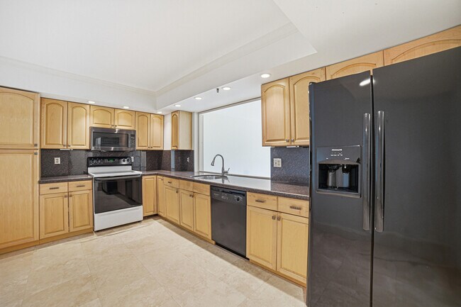 Building Photo - 4740 S Ocean Blvd