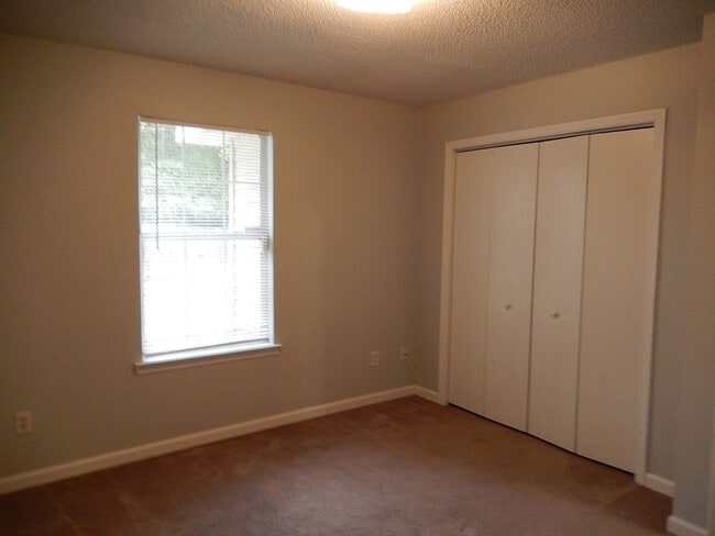 Building Photo - LOVELY & Spacious 3/2 Twn, New Plank Floor...