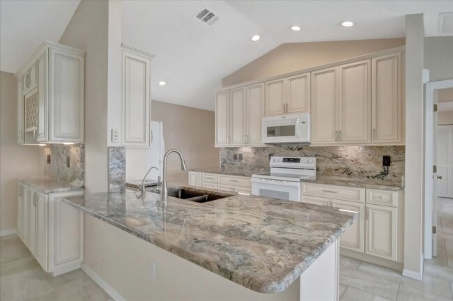 Building Photo - 3BR/2.5BA Private Pool Home | Chestnut Creek Community in Venice