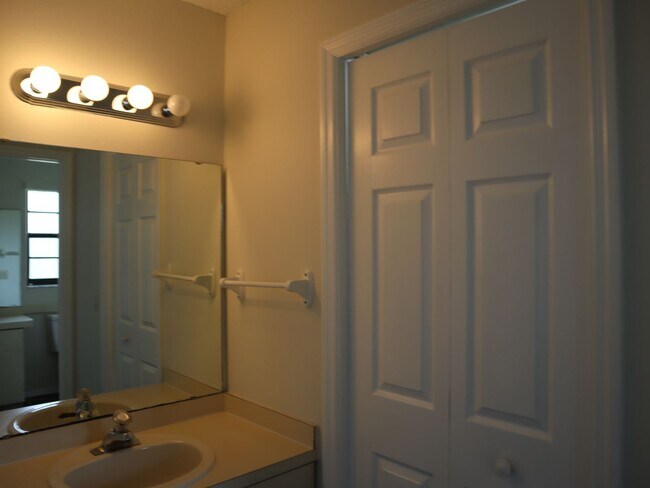 Building Photo - 3 Bedroom 2 Bath 2 Car Garage Deltona