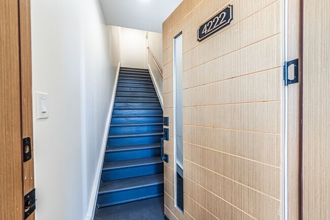 Building Photo - Modern Upstairs 3-Bed/2-Bath at 4222 – Two...