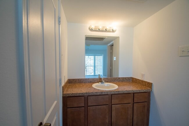 Building Photo - Charming 3-2 condo in private community wi...