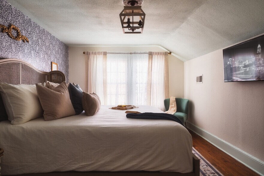 Building Photo - 715 Grandin Rd