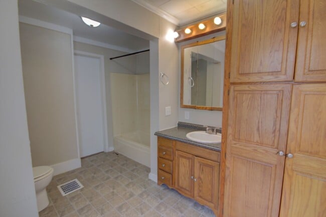 Building Photo - 2 bed home