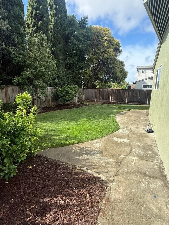 Building Photo - Charming 3 bedroom 2 bath home