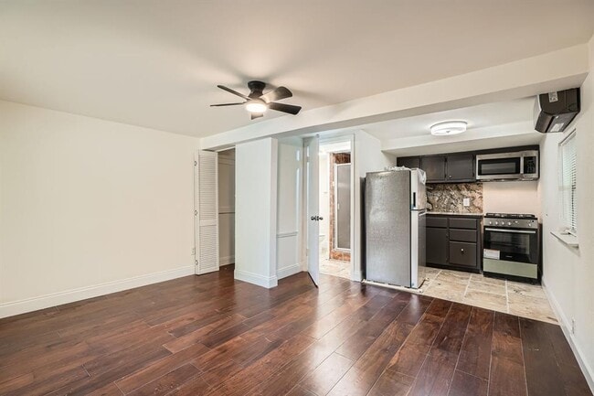 Building Photo - 1013 E 3rd St