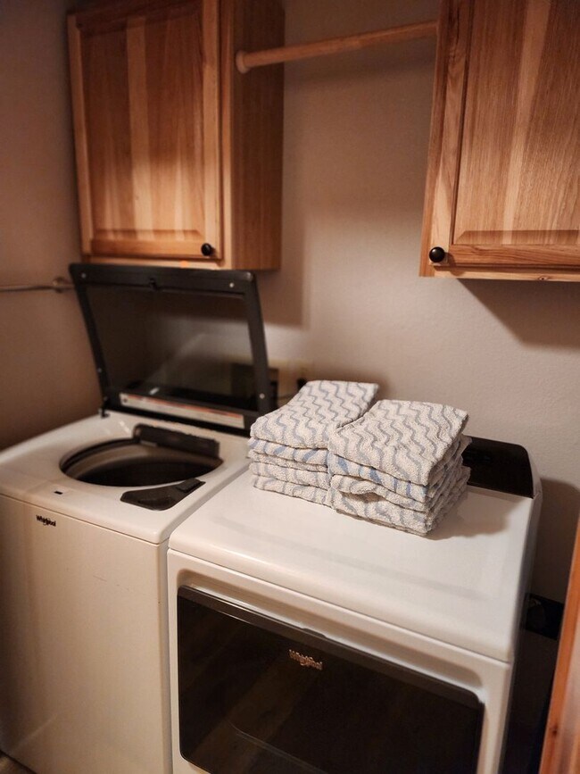 Building Photo - Seasonal Rental - Available through April 30, 2026