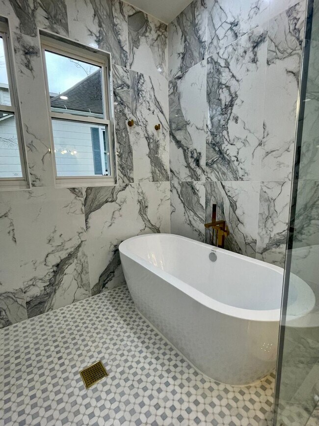 Building Photo - 323 50th Ave N