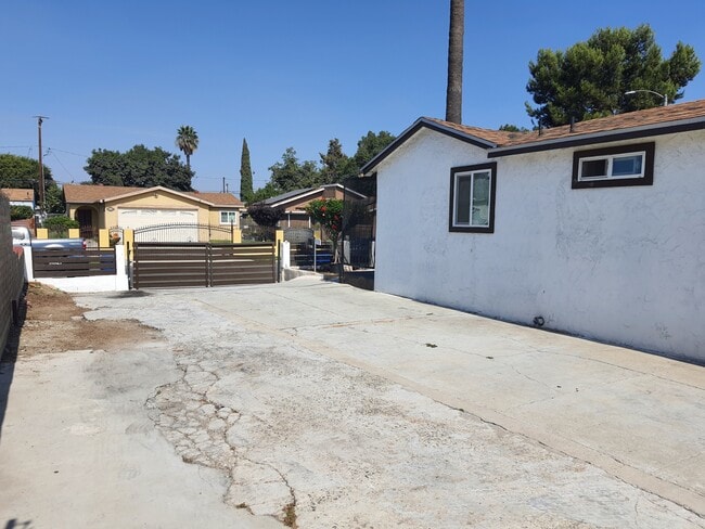 Driveway/Parking - 6538 San Vincente St