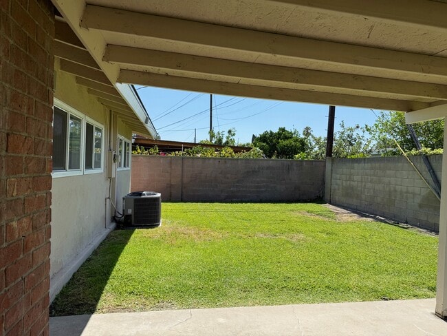 Building Photo - 6302 San Lorenzo Dr
