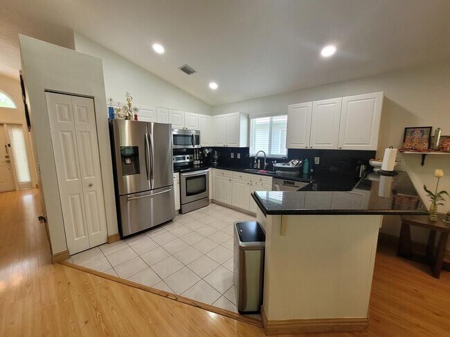 Building Photo - 10674 Oak Bend Way