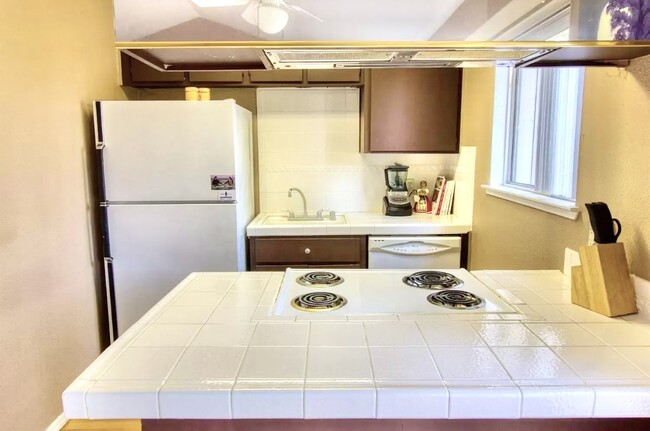 Building Photo - 9127 Newhall Dr
